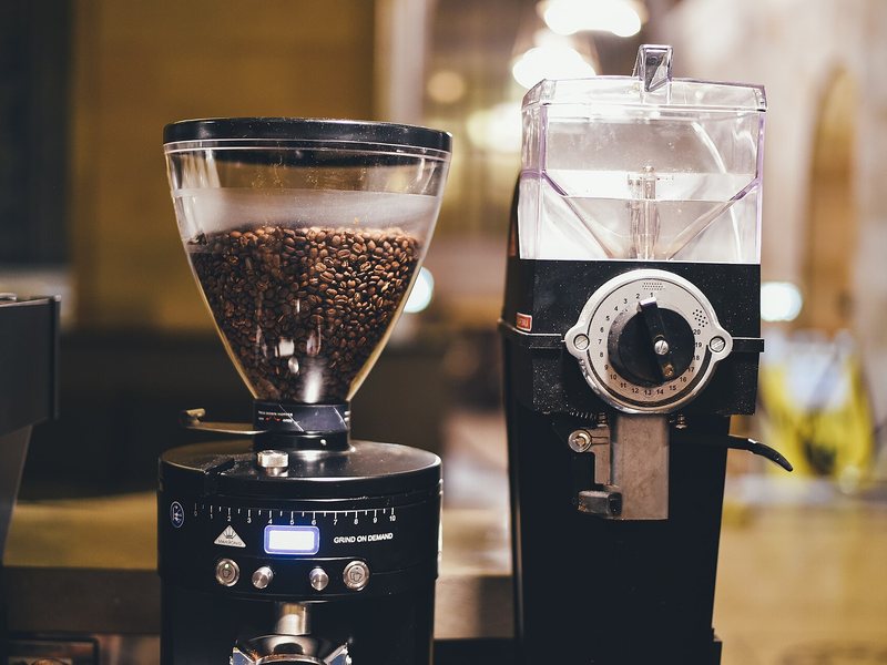 Dua mesin penggiling biji kopi
